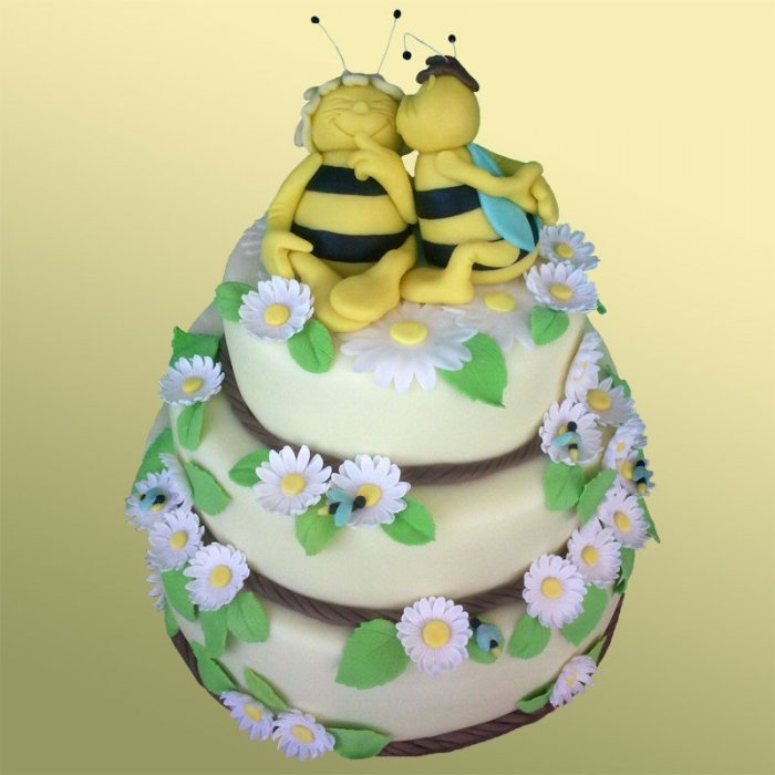 Свадебный торт 2 Трехъярусный торт декорирован мастикой и марципаном.