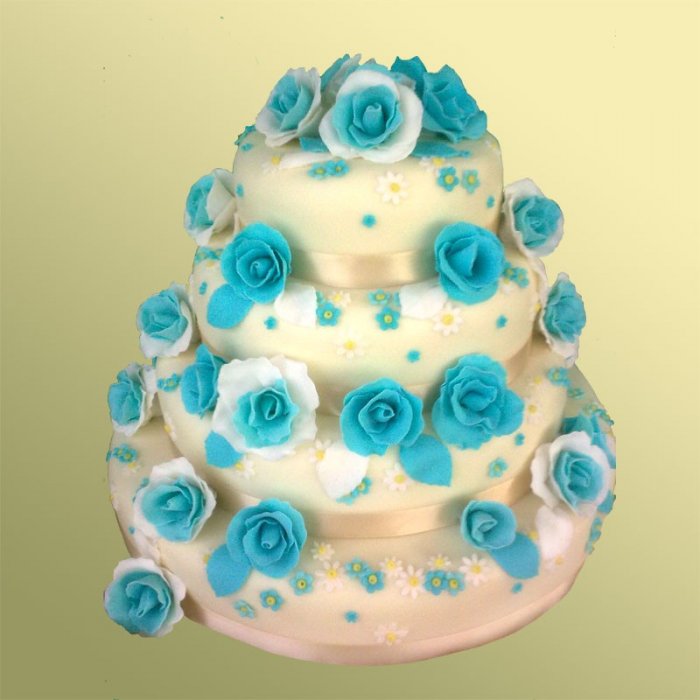 Свадебный торт 3 Четырехъярусный торт декорирован мастикой, сахарными цветами и лентой.