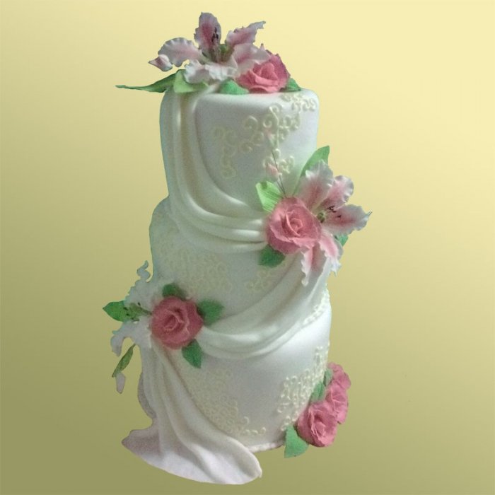 Свадебный торт 4 Трехъярусный торт декорирован мастикой и сахарными цветами.