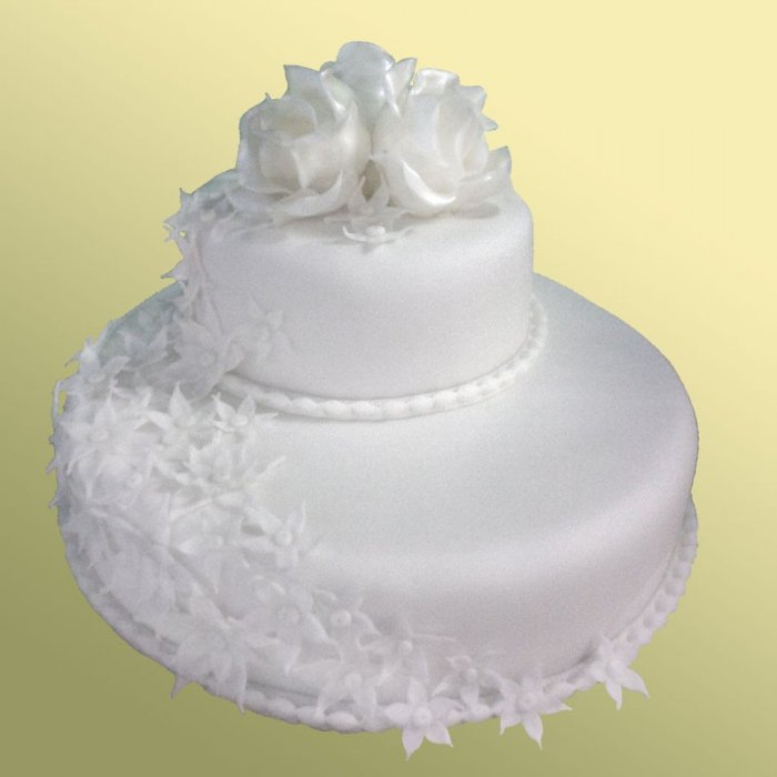 Свадебный торт 5 Двухъярусный торт декорирован мастикой и карамельными цветами.