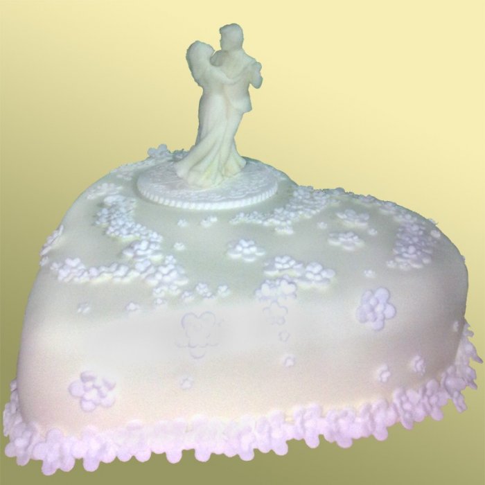 Свадебный торт 9 Торт декорирован мастикой и шоколадом.