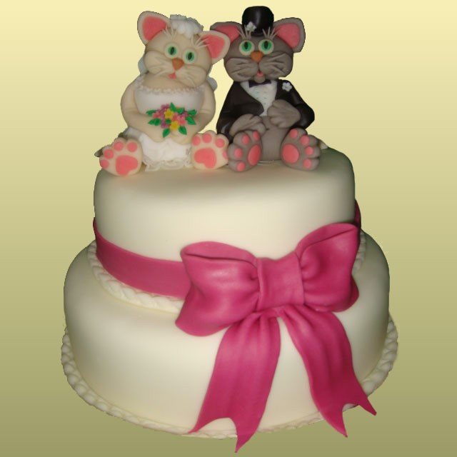 Свадебный торт 10 Двухъярусный торт декорирован мастикой и марципаном.