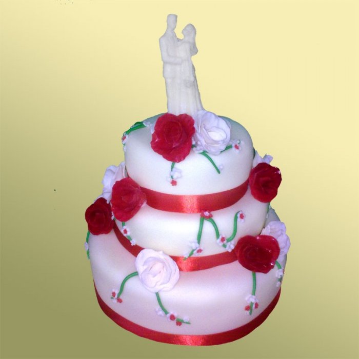 Свадебный торт 12 Трехъярусный торт декорирован мастикой, сахарными цветами, шоколадом и лентой.