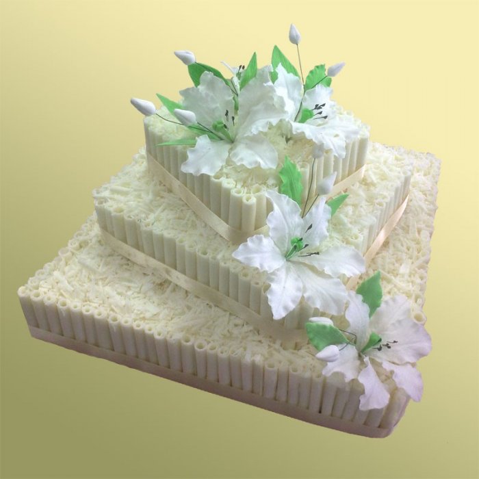 Свадебный торт 16 Трехъярусный торт декорирован шоколадом и сахарными цветами.
