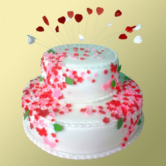 Свадебный торт 21 Двухъярусный торт декорирован мастикой.