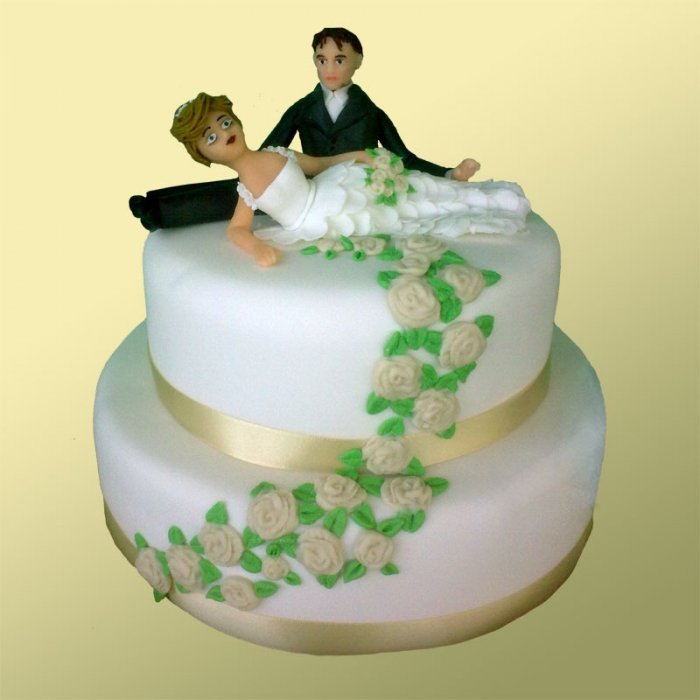 Свадебный торт 23 Двухъярусный торт декорирован мастикой и марципаном.