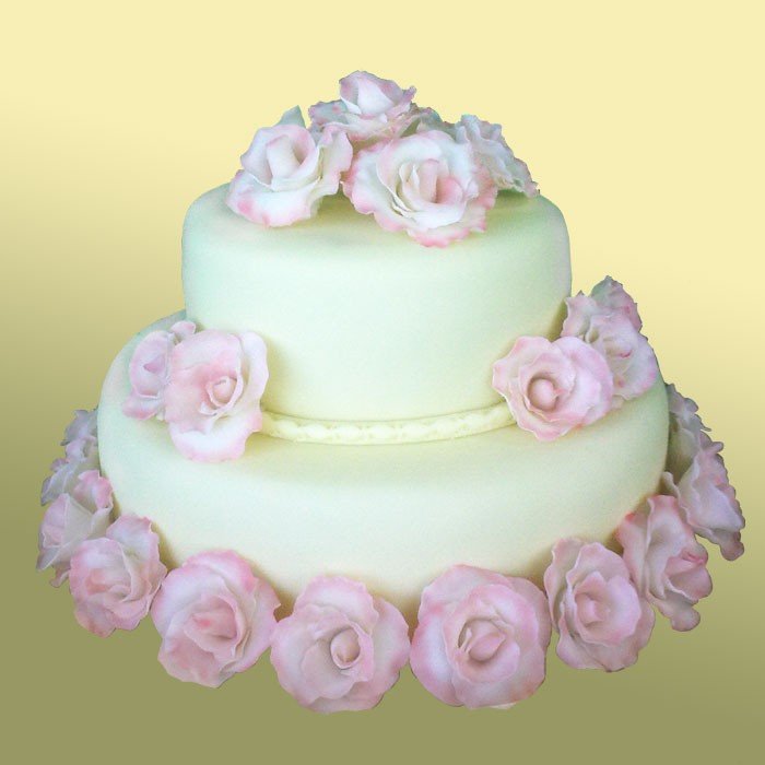 Свадебный торт 25 Двухъярусный торт декорирован мастикой и сахарными цветами.