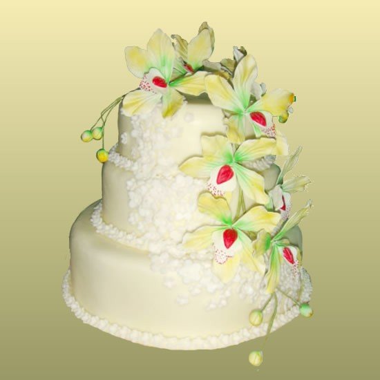 Свадебный торт 27 Трехъярусный торт декорирован мастикой и сахарными цветами.