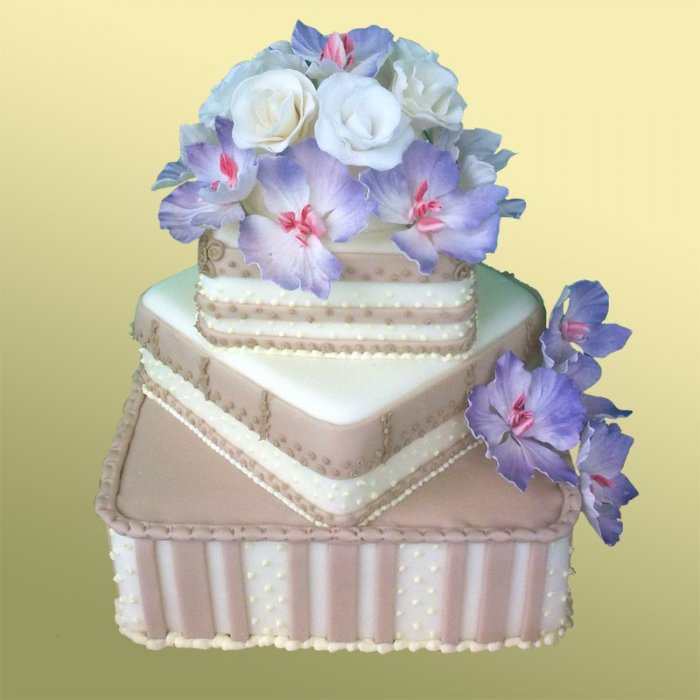 Свадебный торт 28 Трехъярусный торт декорирован мастикой и сахарными цветами.