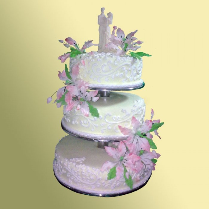 Свадебный торт 29 Трехъярусный торт декорирован мастикой, шоколадом и сахарными цветами.