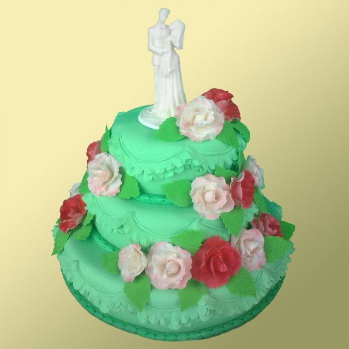 Свадебный торт 30 Трехъярусный торт декорирован мастикой, шоколадом и сахарными цветами.