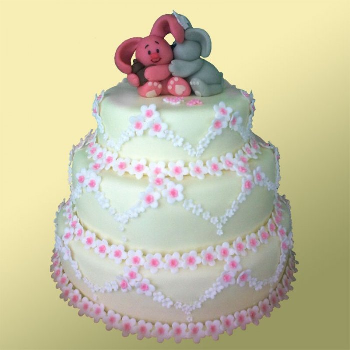 Свадебный торт 31 Трехъярусный торт декорирован мастикой и марципаном.
