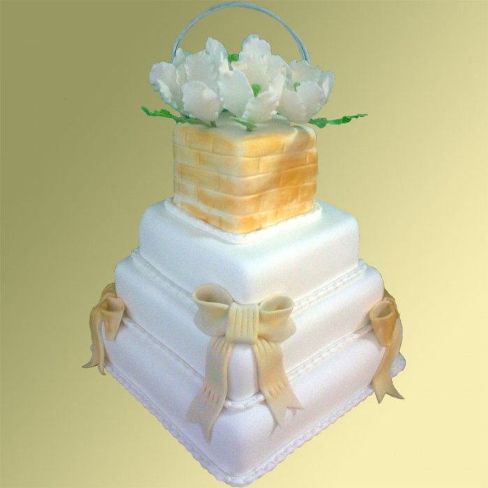 Свадебный торт 32 Четырехъярусный торт декорирован мастикой и сахарными цветами.