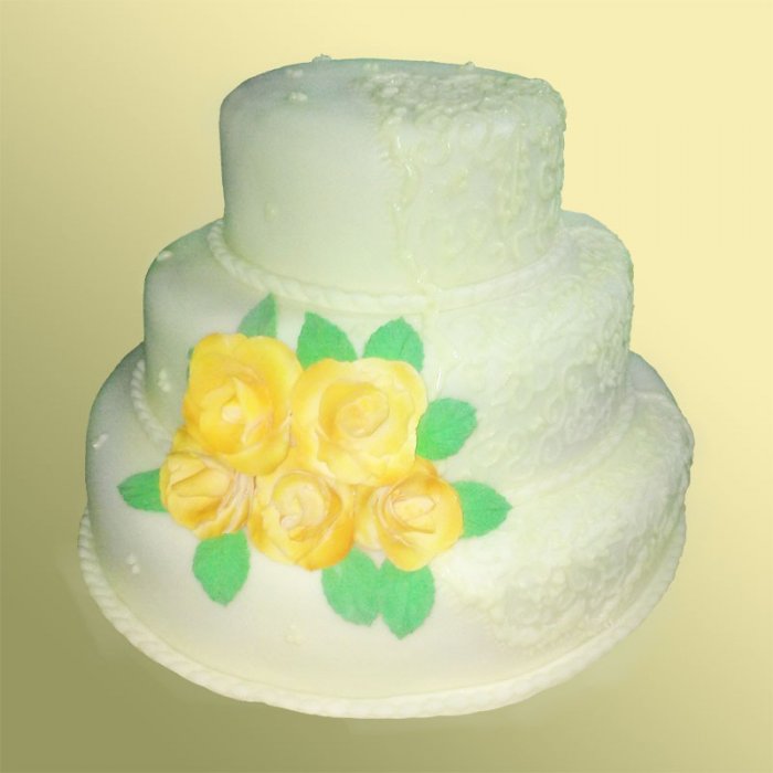 Свадебный торт 33 Трехъярусный торт декорирован мастикой и сахарными цветами.