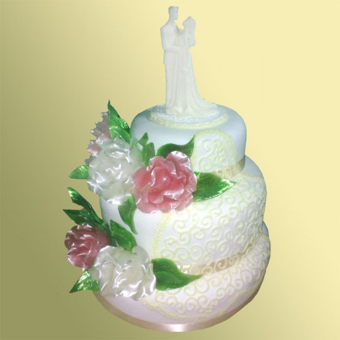 Свадебный торт 34 Трехъярусный торт декорирован мастикой, шоколадом и карамельными цветами.
