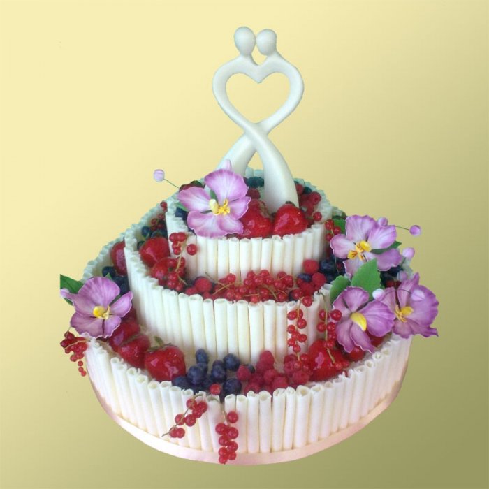 Свадебный торт 35 Трехъярусный торт декорирован шоколадом, фруктами и сахарными цветами.
