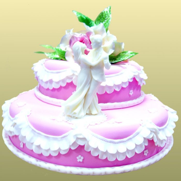 Свадебный торт 37 Трехъярусный торт декорирован мастикой, сахарными цветами и шоколадной фигурой.