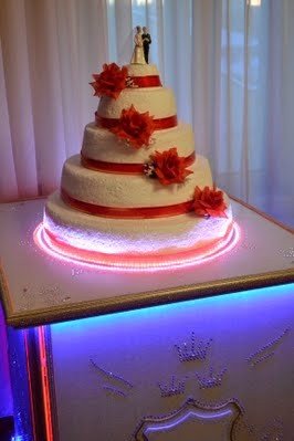 Свадебный торт на новой подставке! Подставка украшена хрустальными стразами, светодиодами и торт до 