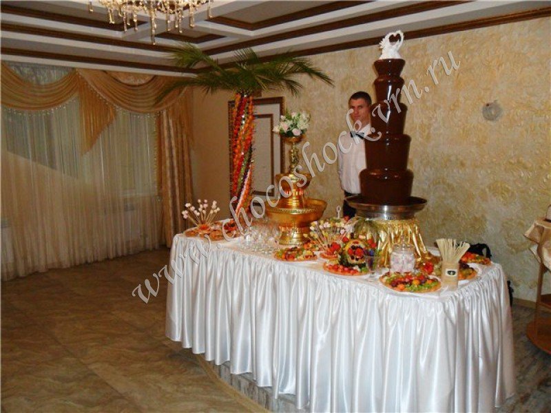 Метровый шоколадный фонтан, метровая фруктовая пальма,фонтан для напитков.