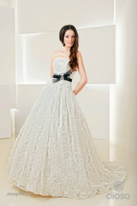 Josephine Цвет: кремовый Размер: 42-44 Цена: 39.500 Необыкновенно красивое свадебное платье на плотн