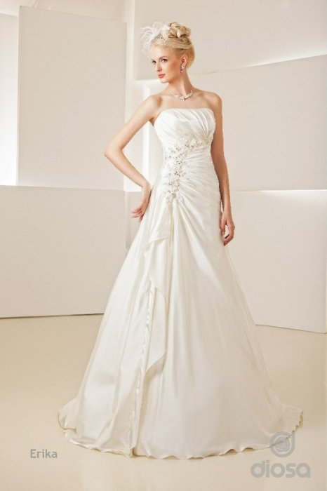 Erika Цвет: кремовый Размер: 40-42 Цена: 35.000 Цельнокроеное свадебное платье из атласа с многослой