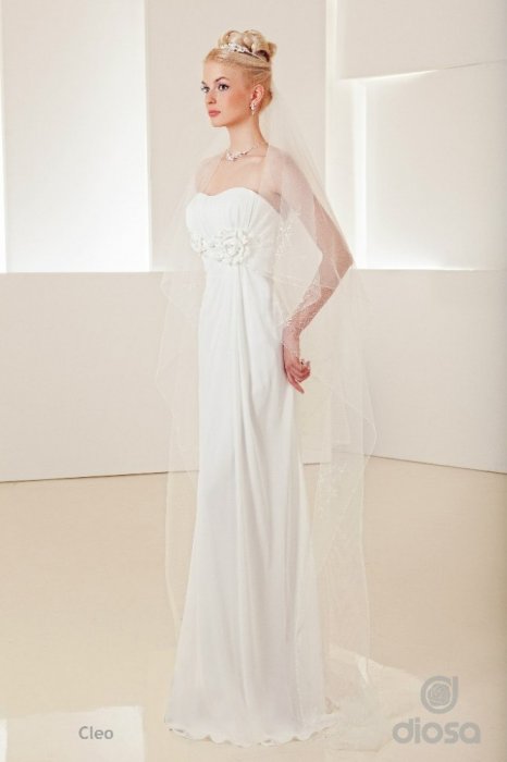 Cleo Цвет: белый Размер: 44-46 Цена: 23.000 Силуэтное платье из шифона.Отрезной лиф слегка задрапиро