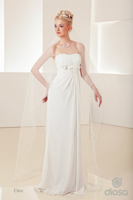 Cleo Цвет: белый Размер: 44-46 Цена: 23.000 Силуэтное платье из шифона.Отрезной лиф слегка задрапиро