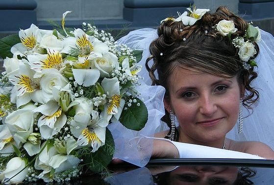 букет невесты, украшение из цветов для свадебной прически