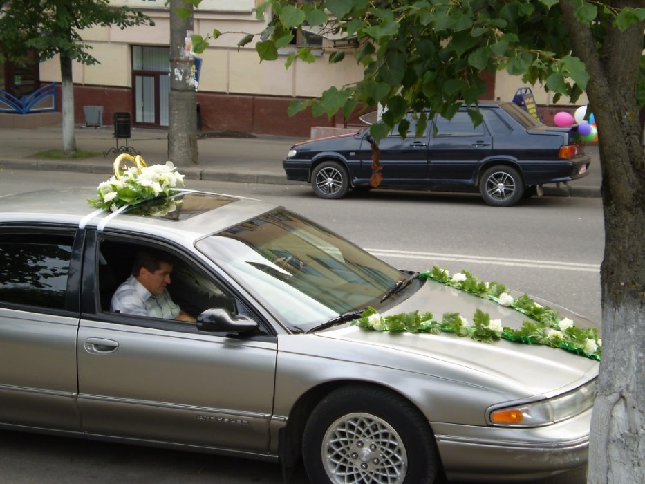 Украшение свадебного автомобиля.