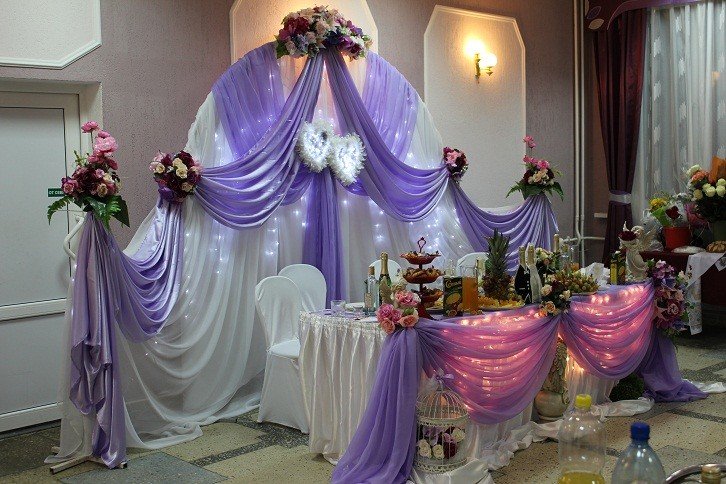 Сиреневое украшение зала на свадьбу
