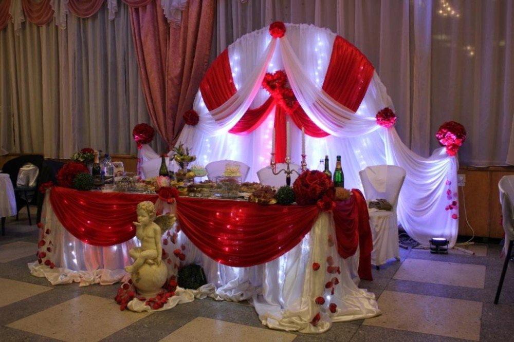 Красное украшение свадебного зала
