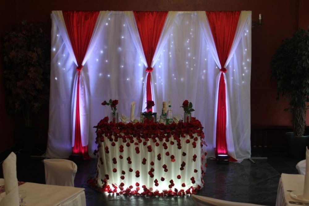 Украшение зала на свадьбу в красном цвете в Минске.