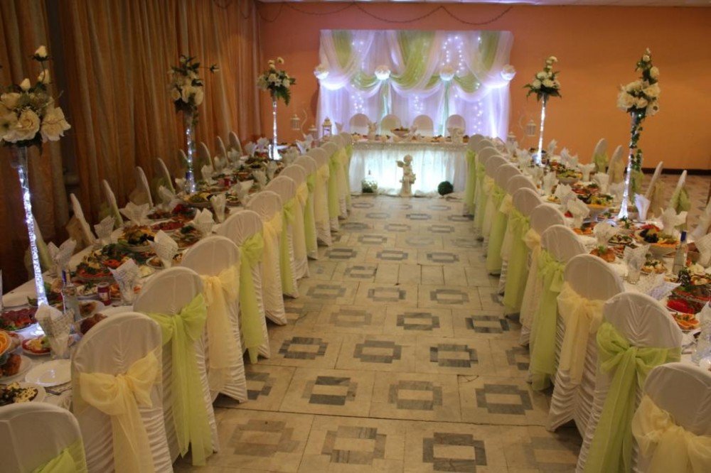Оформление свадебного зала в молочном и фисташковом цвете от Magnatus.