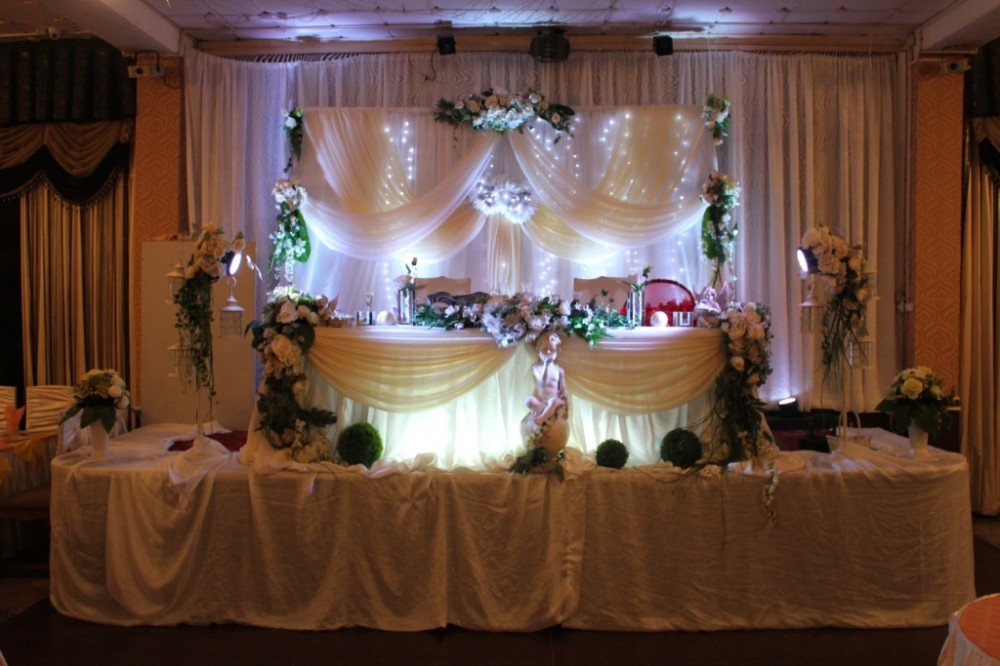 Свадебное украшение зала в молочном цвете от Магнатус.