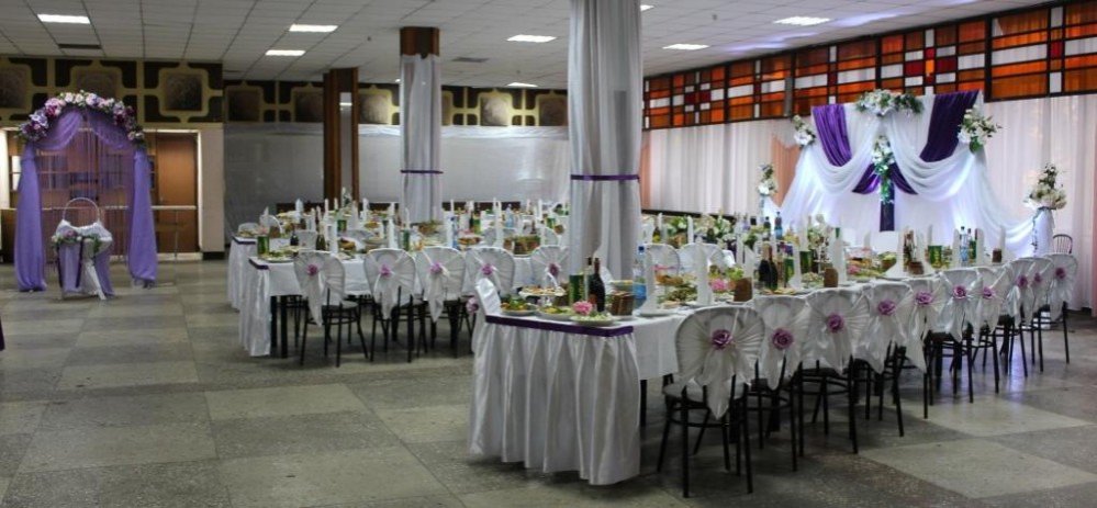 Украшение зала на свадьбу в сиреневом и фиолетовом цвете от Магнатус