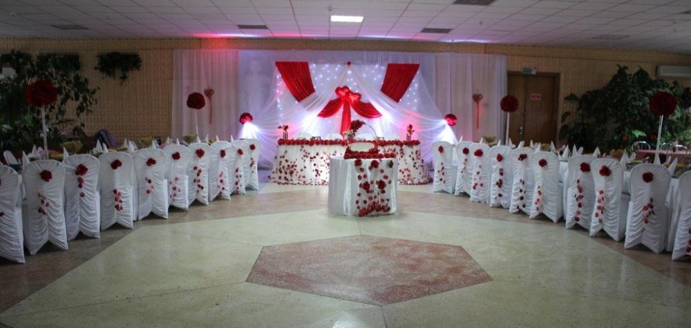 Украшение свадебного зала в красном цвете в Минске