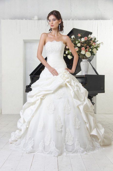 Модель свадебного платья 