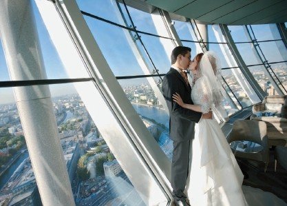 Изысканные интерьеры отеля создадут особую атмосферу для вашей свадебной фотосъемки, будь то лестниц