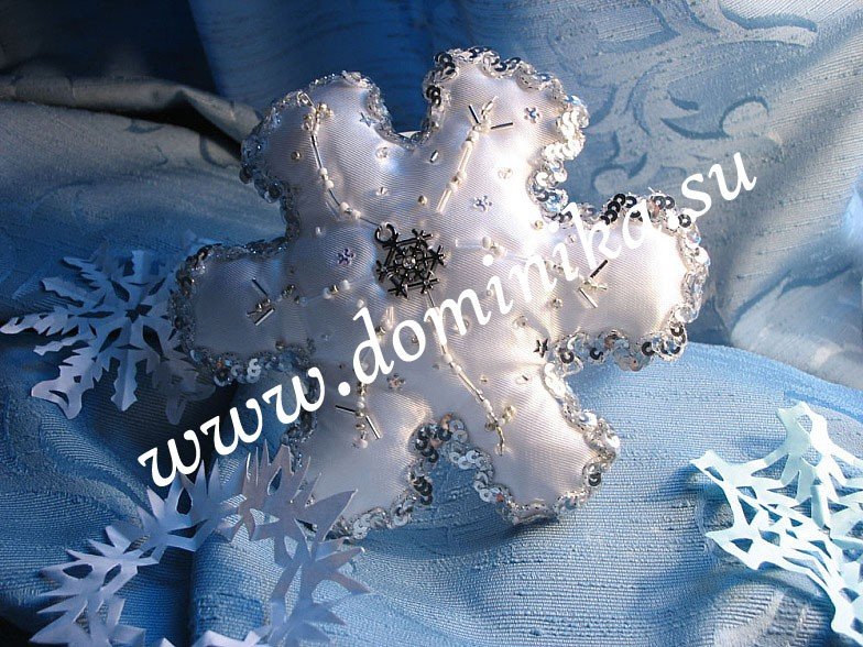Миниатюрная подушка в форме снежинки, расшитая сверкающим бисером и пайетками. Кольца надежно крепят