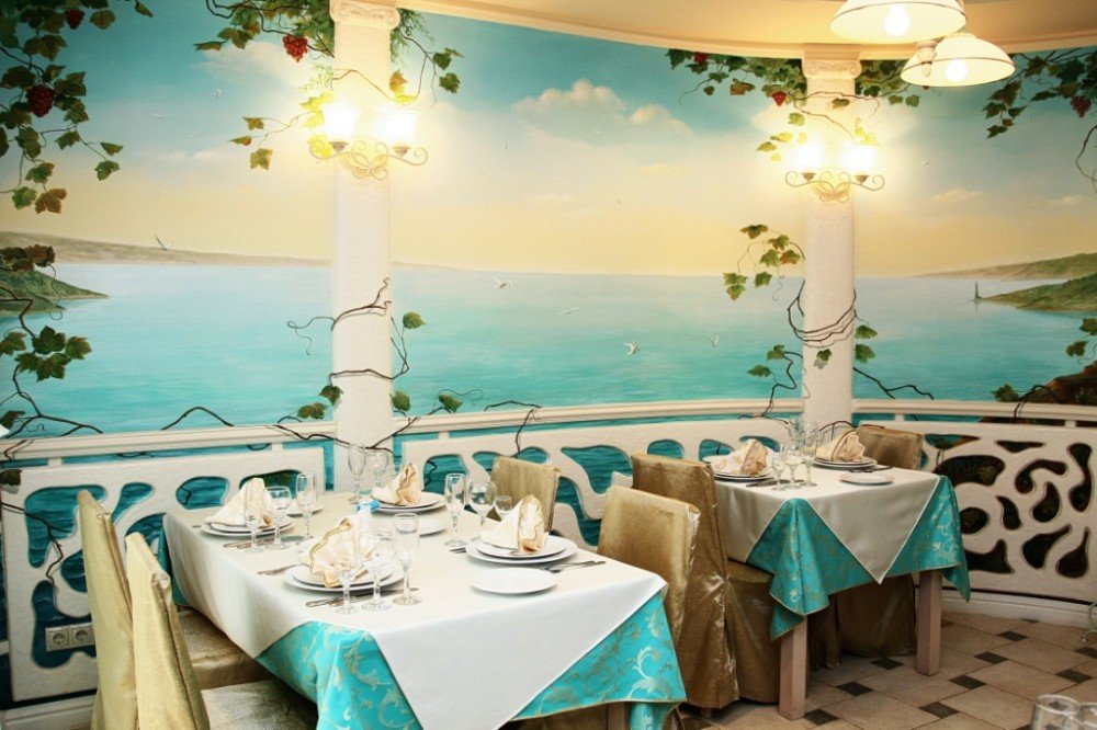 Зал на 15 персон. Оформлен в стиле приморского ресторана с видом на море.