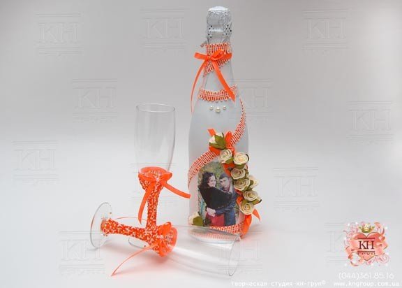 Свдебное шампанское и свадебные бокалы в одном стиле