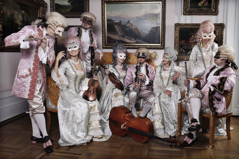 струнный камерный ансамбль в дизайнерских платьях эпохи барокко (индивидуальный пошив), французских 