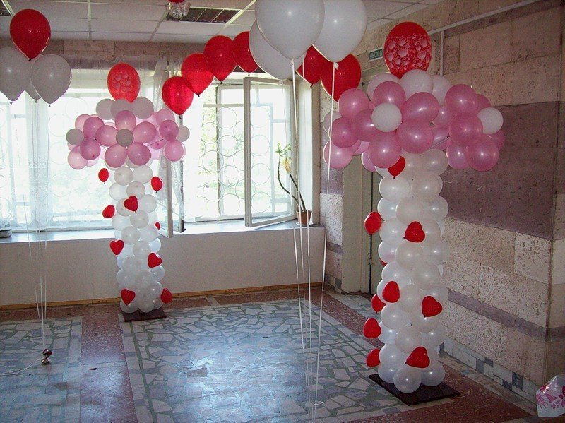 Свадебные стойки из воздушных шаров для оформления входа