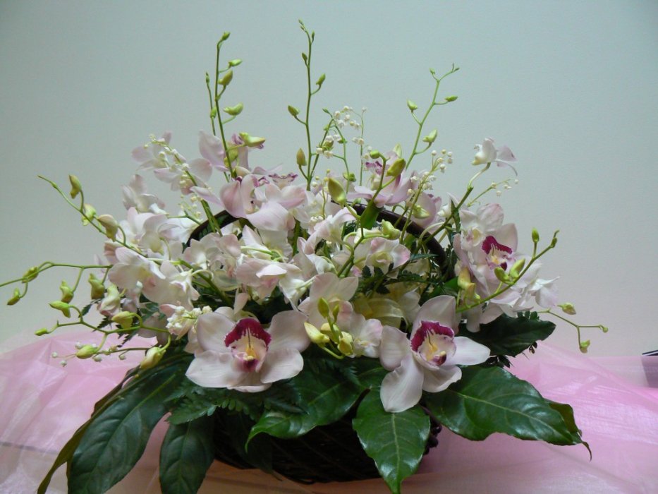 Композиция с орхидеями достойна для подарка на свадьбу;как украшение зала или спальни новобрачных.