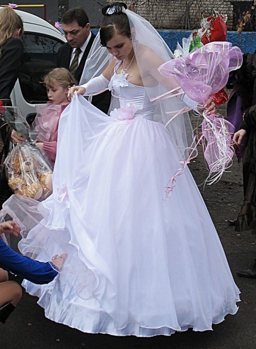 Сдам напрокат роскошное свадебное платье, белое с нежным розоватым оттенком. Цена проката 300 грн (е