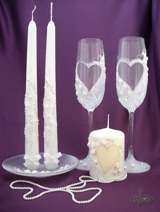 Свадебные бокалы и свечи 