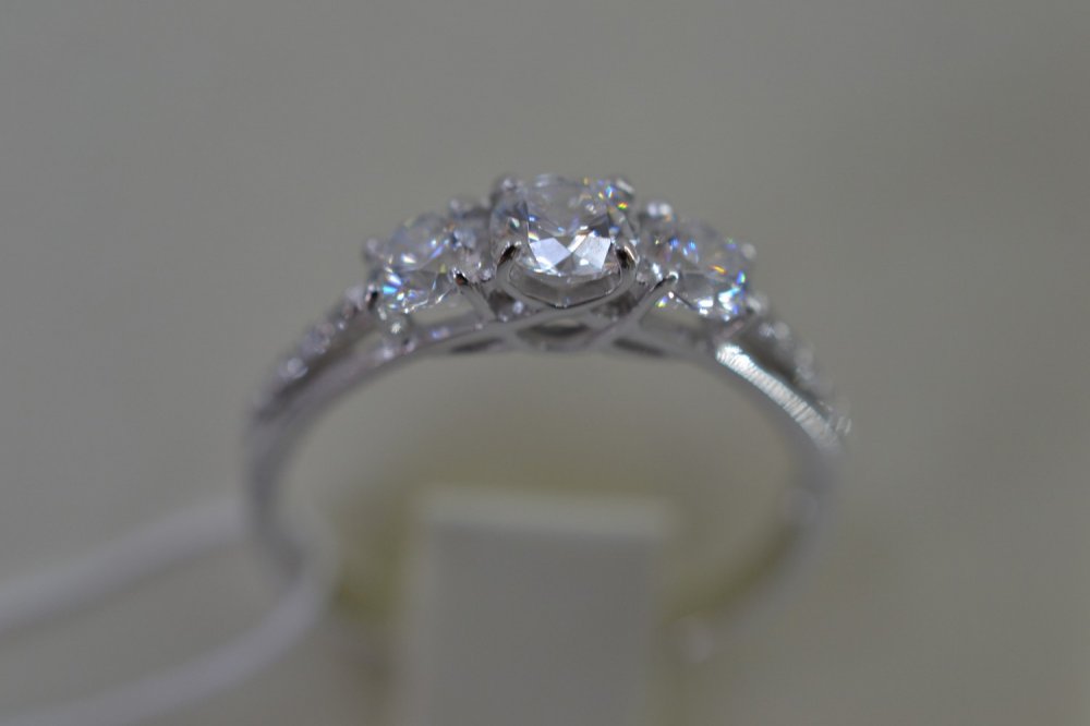 Красивейшее кольцо из белого золота!