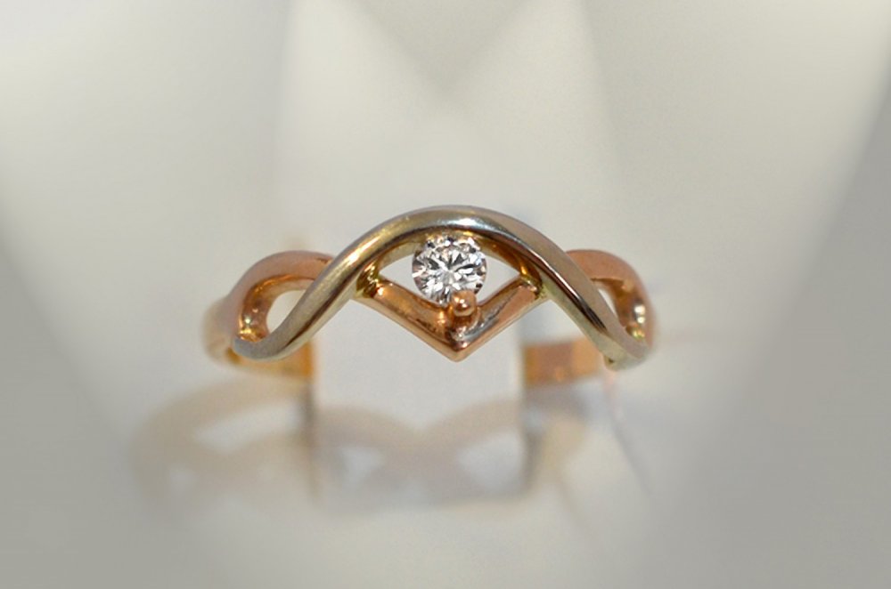 Очень интересное кольцо с бриллиантом