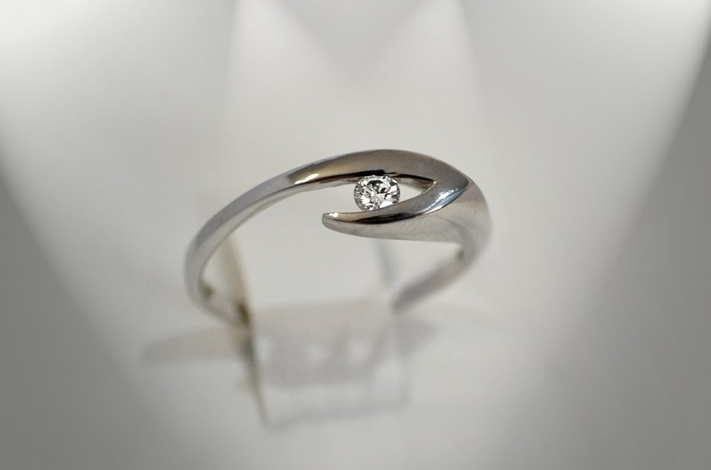 Кольцо из белого золота с бриллиантом.
