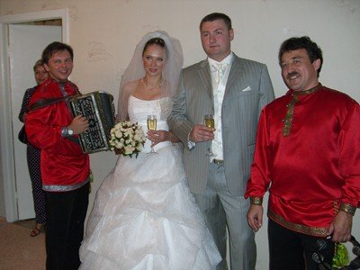 Выкуп невесты даёт возможность гостям познакомиться с женихом, увидеть его окружение, испытать жених